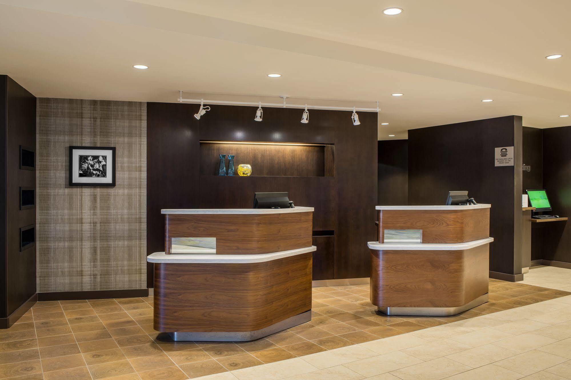 Hotel Dene&Conference Centre Cold Lake Esterno foto